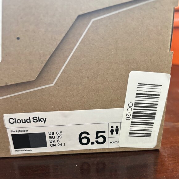 Cloud 6 Shoes - Size 8.5 W or 6.5 Y - Picture 3 of 3